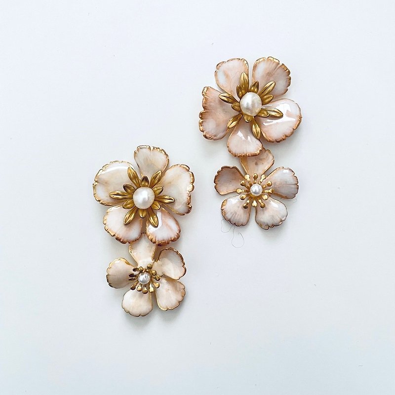 Nuance milky flower earrings - ต่างหู - ทองแดงทองเหลือง สึชมพู