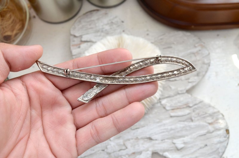 Silver Streamlined Amphibole Brooch Heart Mouth Pin Noble and Elegant Retro Japanese Vintage Second-hand Jewelry - เข็มกลัด - โลหะ สีทอง
