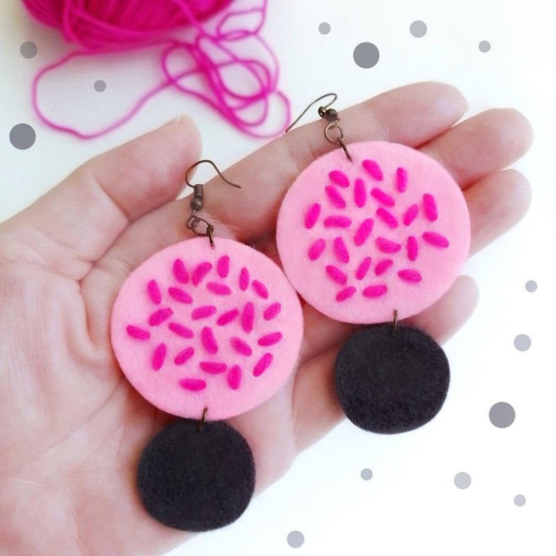 Cut Handmade ต่างหู free-form shape ปักไหมพรมบนผ้าสักหลาดแข็ง 1.5x3.5 นิ้ว - ต่างหู - วัสดุอื่นๆ สึชมพู