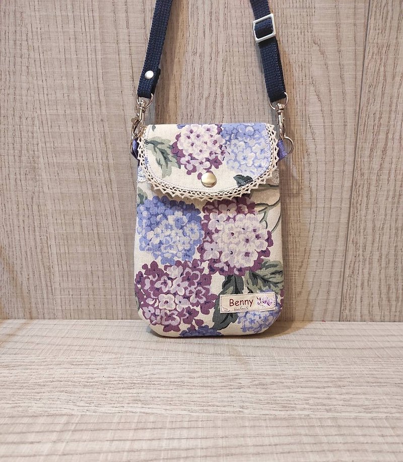 Mobile phone bag-Dream Hydrangea - กระเป๋าแมสเซนเจอร์ - ผ้าฝ้าย/ผ้าลินิน 