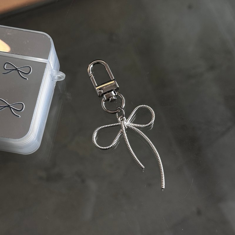 銀色長短蝴蝶結鎖匙扣/AirPods 掛飾 - 鑰匙圈/鑰匙包 - 其他金屬 銀色