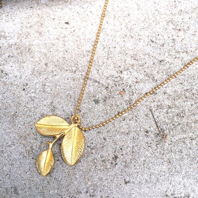 Sienna leaf Bronze necklace - สร้อยคอ - โลหะ สีทอง