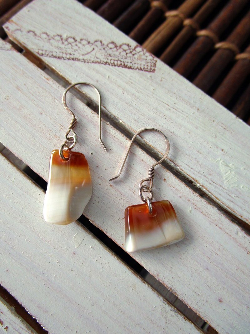 ディバオレシリーズ ピアスホワイトカーネリアン（ピアス/フックかけ） / アシンメトリーデザイン 個性派 / - ピアス・イヤリング - 翡翠 レッド