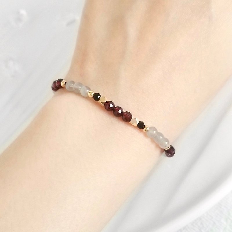 Garnet, Labradorite & Black Spinel Stretch Bracelet | Handmade Crystal Jewelry - สร้อยข้อมือ - คริสตัล สีแดง