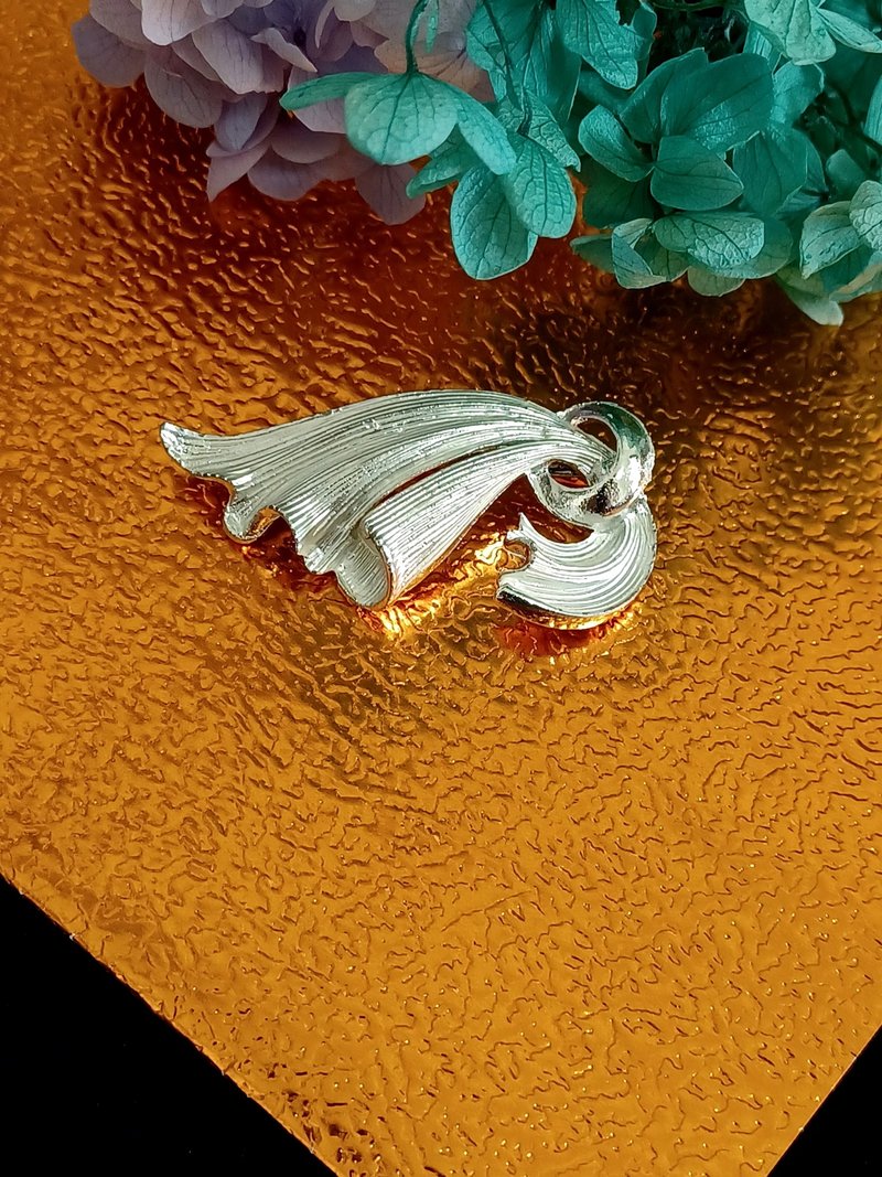 vintage jewelry 典雅銀絲緞帶 別針 胸針 - 胸針 - 其他金屬 