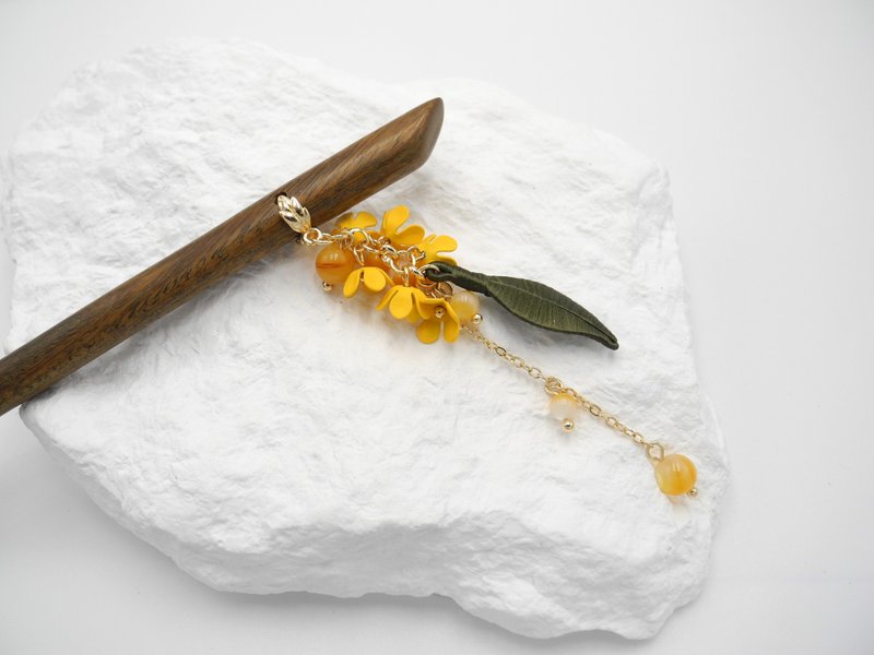 [Chunjian] Sandalwood hairpin with golden osmanthus and osmanthus wrapped with flowers and clams - Hair Accessories - Wood Yellow