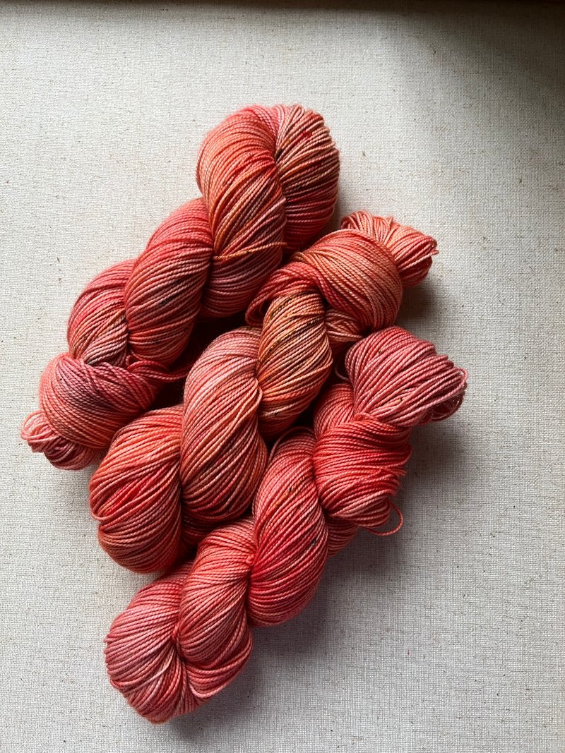 Hand dyed wool thread - capsule - เย็บปัก/ถักทอ/ใยขนแกะ - ขนแกะ สีแดง