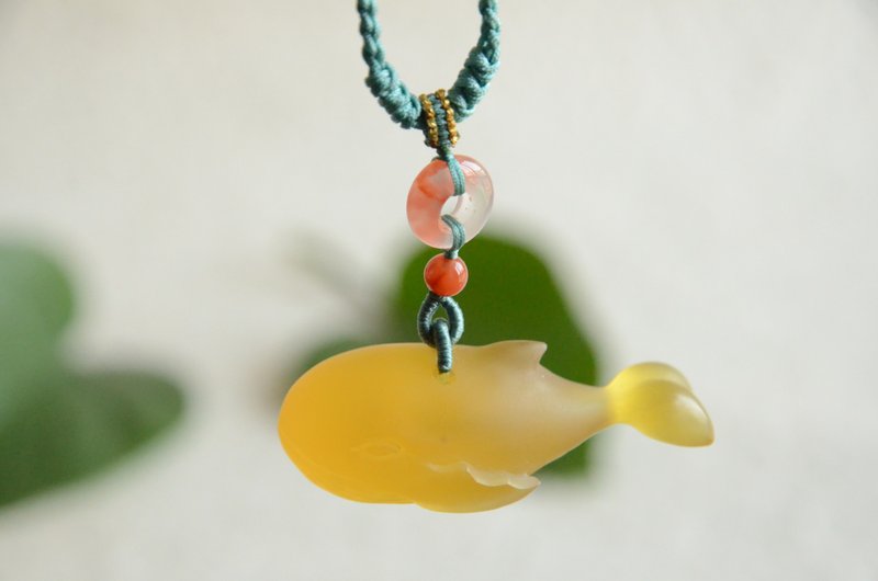 【Kun】Natural Amber Gold Necklace Honey Frosted Seiko Whale Kun Pendant Necklace Clavicle Chain - สร้อยคอ - เครื่องเพชรพลอย 