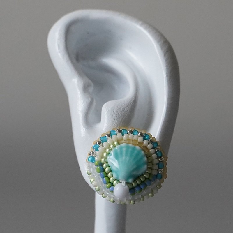 Beaded Clip-On earrings 33 Seashell Blue Large Surgical stainless Stainless Steel One-of-a-kind Unique - ต่างหู - แก้ว สีน้ำเงิน