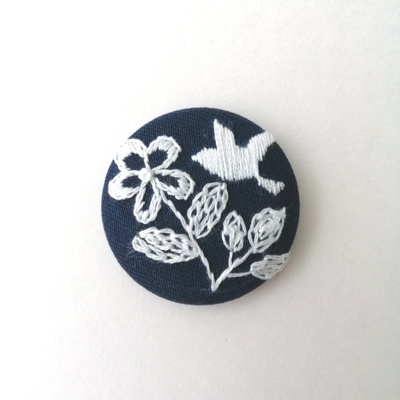 小鳥とボタニカル刺繍ブローチ - 胸針 - 棉．麻 白色