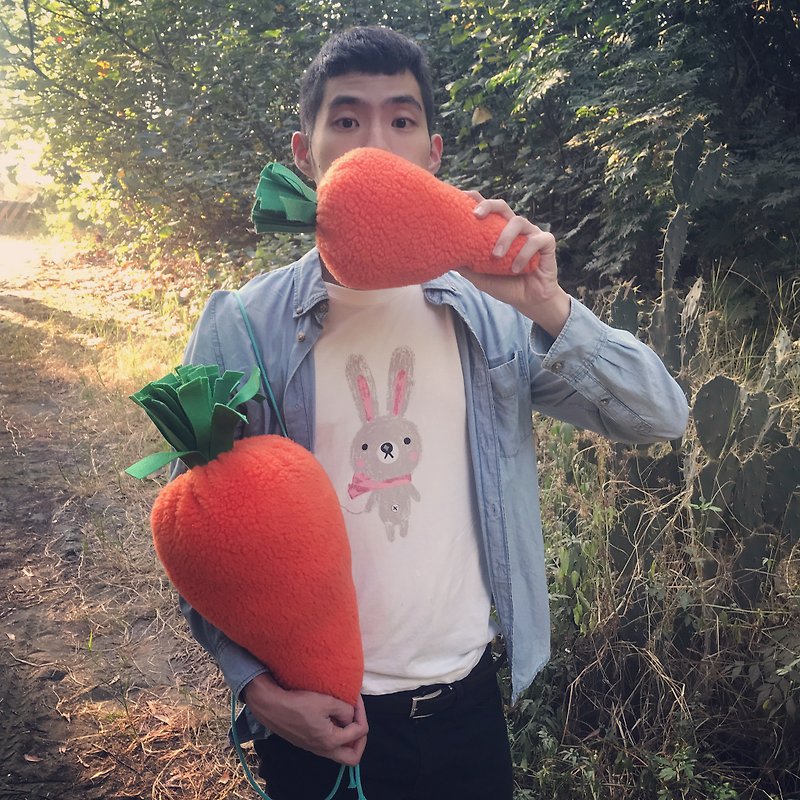 RABBIT LULU Carrot-shaped backpack (removable strap to change pillow) Noon pillow - กระเป๋าเป้สะพายหลัง - ผ้าฝ้าย/ผ้าลินิน สีส้ม