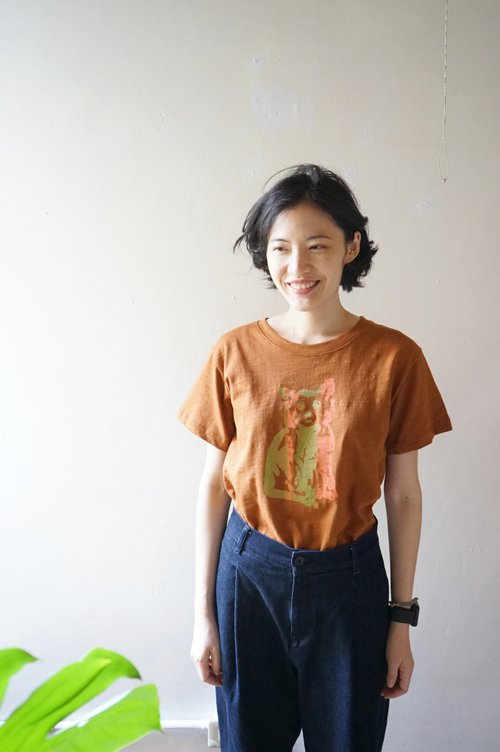 yinke 山稜、貓、玳瑁噴媽大樹咖啡色夏日手工印花短袖純棉上衣