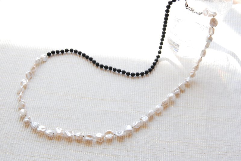 Ice-lock pearl and onyx long necklace - สร้อยคอยาว - เครื่องเพชรพลอย ขาว