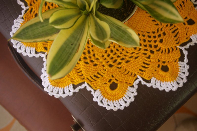 60s orange crochet table cloth - ผ้ารองโต๊ะ/ของตกแต่ง - ผ้าฝ้าย/ผ้าลินิน สีส้ม