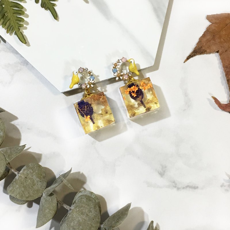 Autumn praise・Dried flowers pierced / clip-on earrings - Earrings & Clip-ons - Resin Transparent