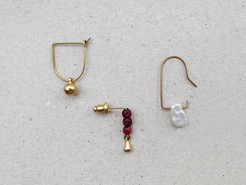 Three Musketeers series of simple mahogany flat-shaped pearl earrings yellow wire - Earrings & Clip-ons - Gemstone Red