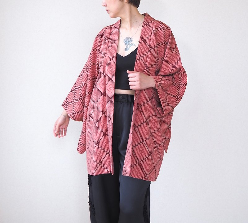 【日本製】 ผ้าไหมฮาโอริวินเทจ สีชมพูคอรัล ลายมงคล เสื้อสีชมพู - เสื้อแจ็คเก็ต - ผ้าไหม สึชมพู