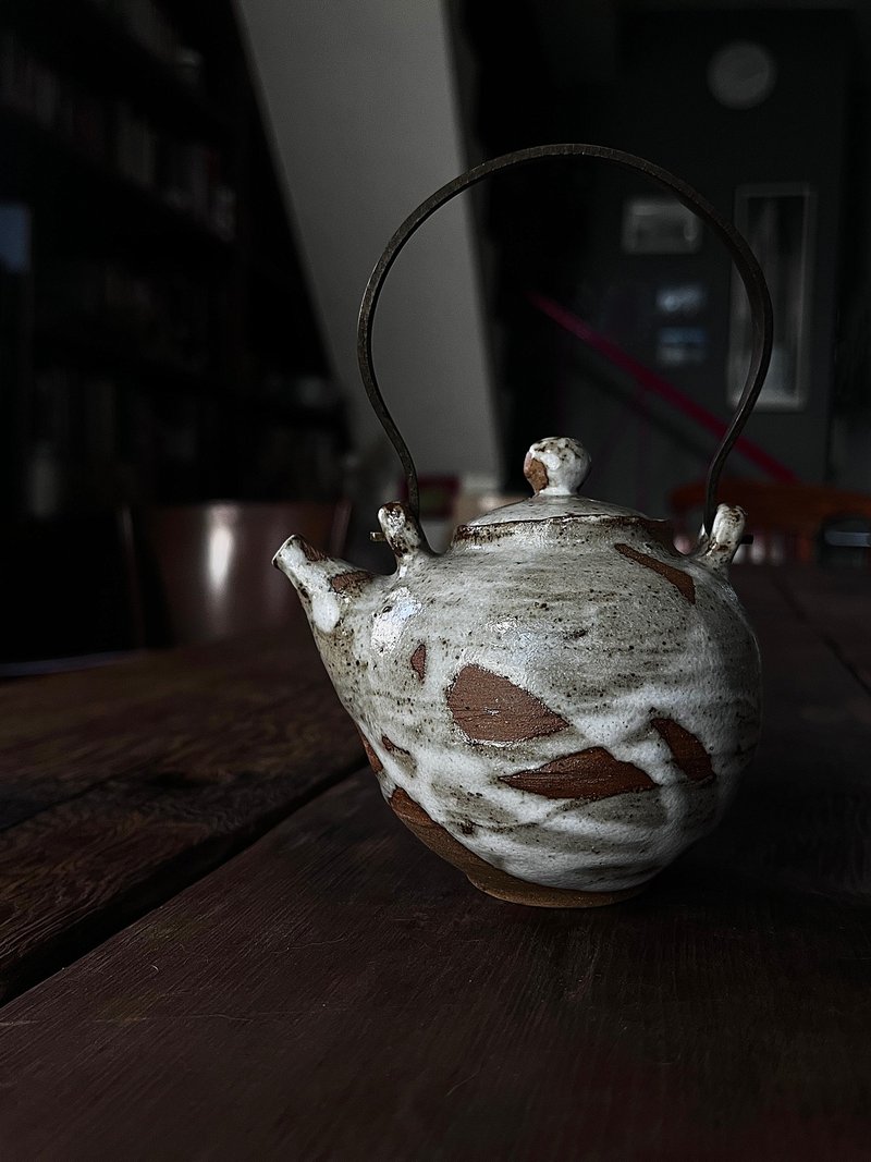 流白 金屬提樑壺 一八零 | 陶茶具 - 茶壺/茶杯/茶具 - 陶 白色