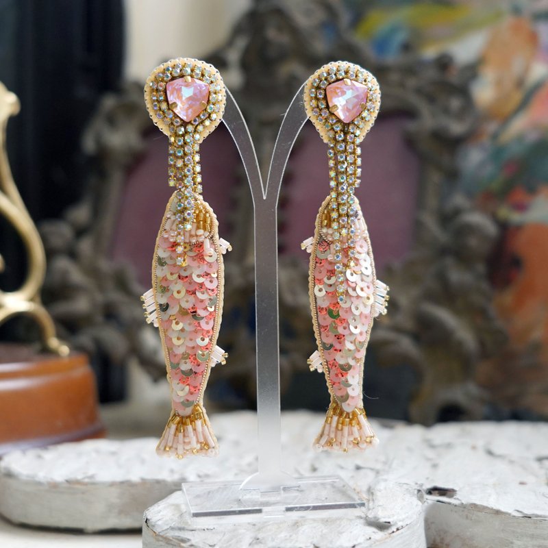 粉紅色珠寶風手工刺繡釘珠片魚耳環 俄羅斯製 - 耳環/耳夾/耳骨夾 - 其他材質 粉紅色