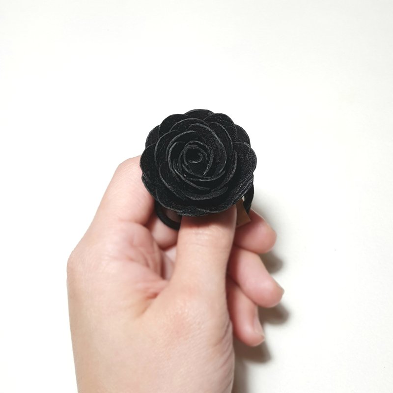 Leather flower hair tie_S size_black - เครื่องประดับผม - หนังแท้ สีดำ