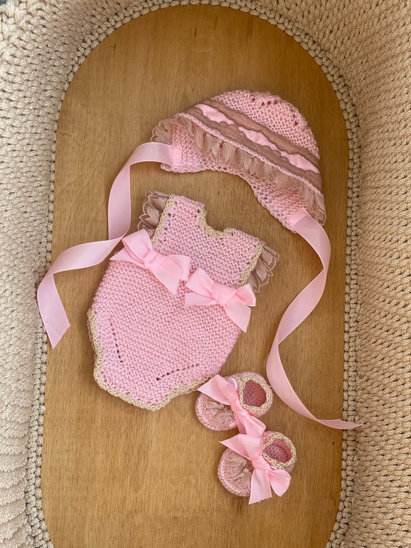 Hand knit pink romper, hat and booties with beige lace. Take home outfit. - 包屁衣/連身衣 - 其他材質 粉紅色