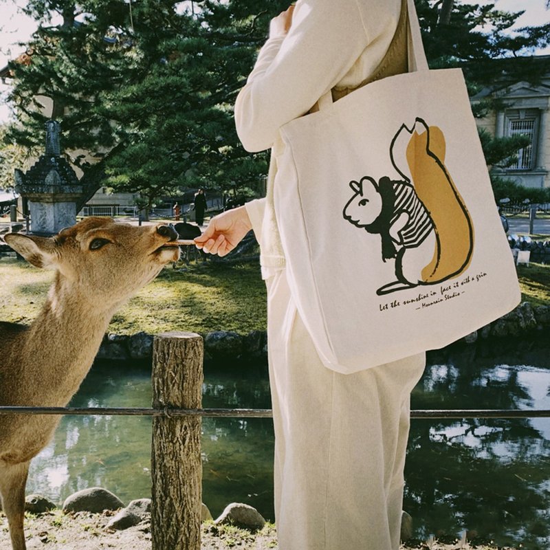 Squirrel canvas bag with zipper Japanese canvas bag - กระเป๋าแมสเซนเจอร์ - ผ้าฝ้าย/ผ้าลินิน 