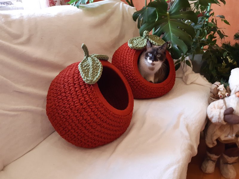 Outdoor cat house Apple Crochet pet bed Cat couch Cat cave knitted - Bedding & Cages - Polyester 