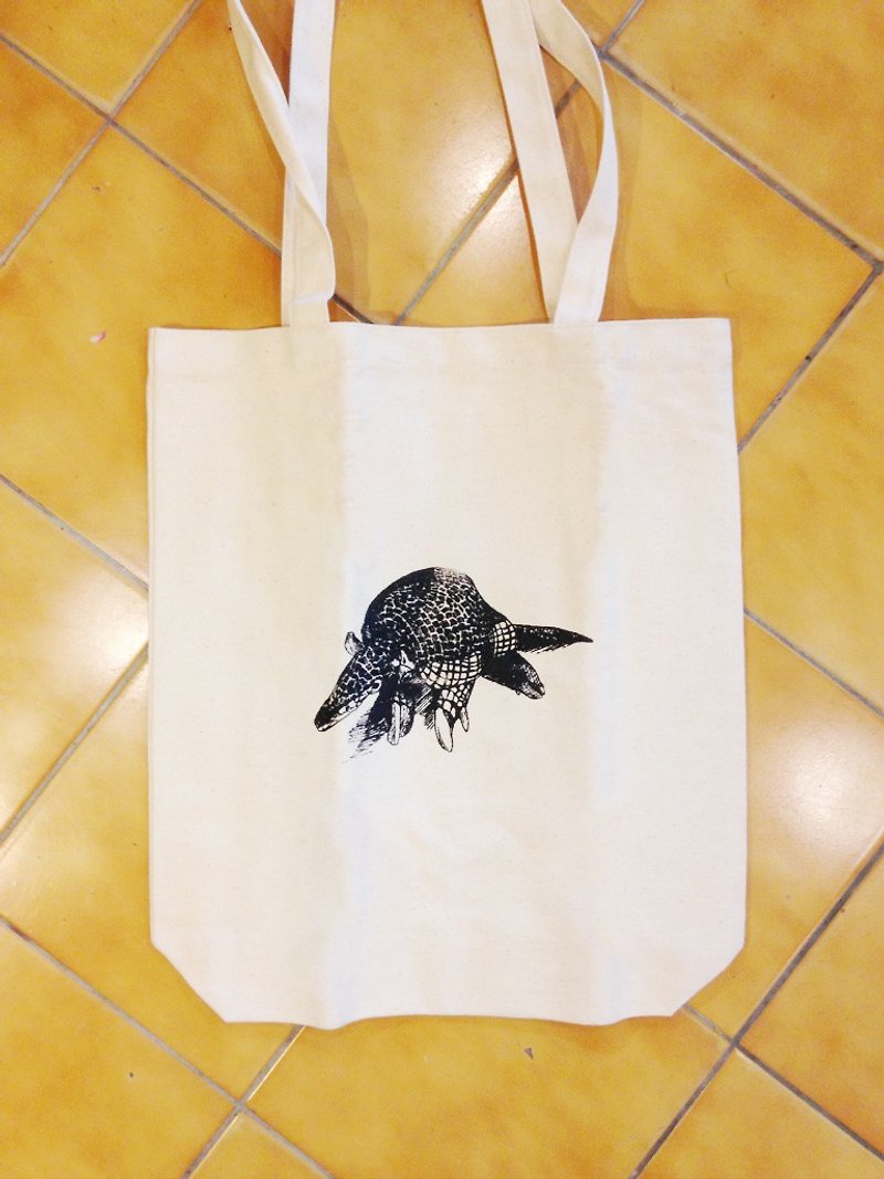Giant armadillo; Handmade screen printing canvas shoulder bag - กระเป๋าแมสเซนเจอร์ - ผ้าฝ้าย/ผ้าลินิน สีกากี
