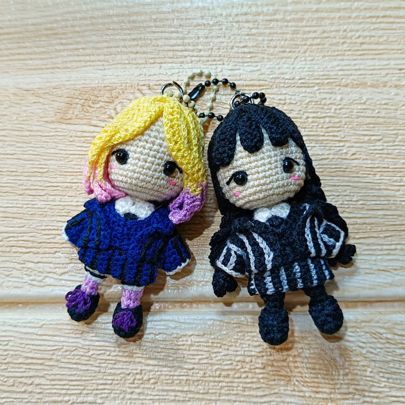 Wednesday Addams & Enid Sinclair Crochet Doll Keychain - 鑰匙圈/鑰匙包 - 其他材質 多色