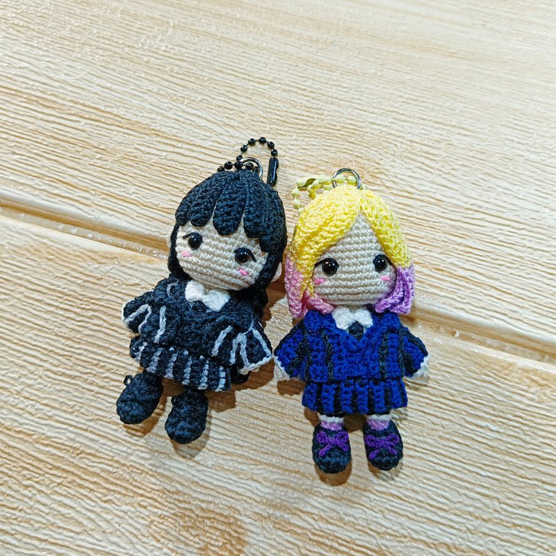 Wednesday Addams & Enid Sinclair ตุ๊กตาไหมพรม พวงกุญแจ - ที่ห้อยกุญแจ - วัสดุอื่นๆ หลากหลายสี