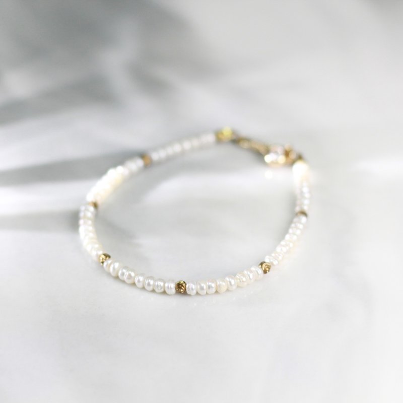 Moonlight | Natural Millet Grain Pearl Bracelet - สร้อยข้อมือ - โลหะ ขาว