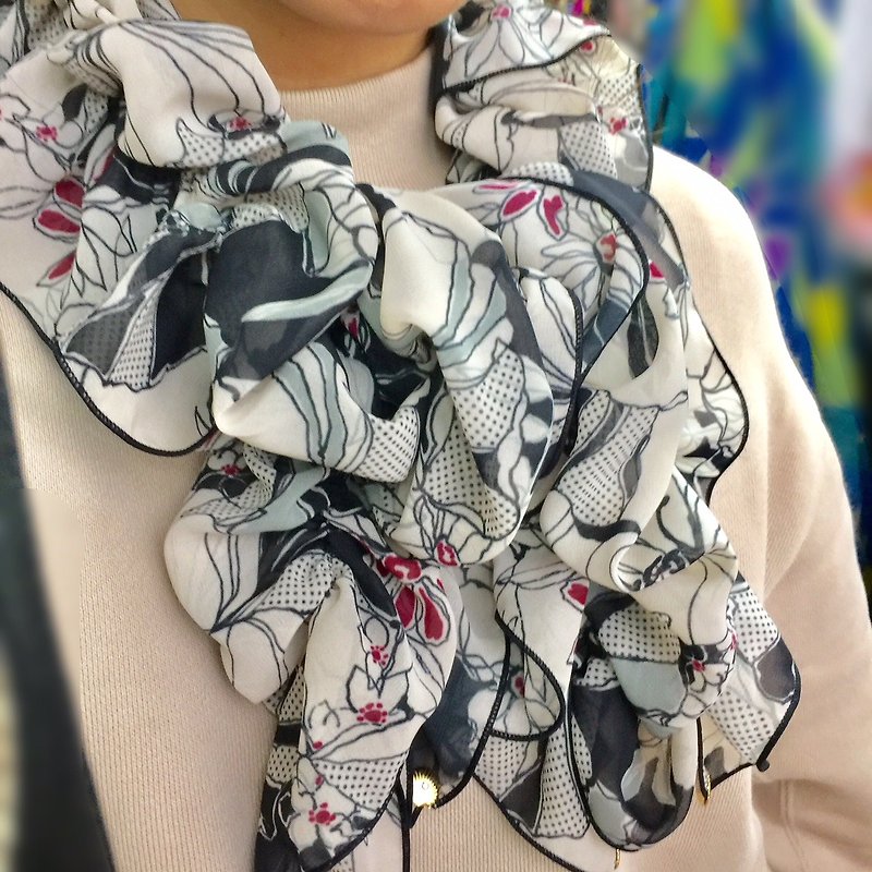 From Ballett Kyoto Ballet's monochrome flower lover pattern shirring scarf Made of soft chiffon fabric that doesn't wrinkle easily - Scarves - Other Materials Black