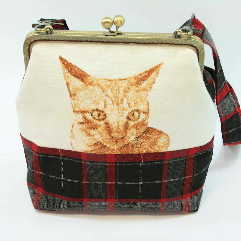Embroidery 20cm ㄇ-shaped gold cross-body bag 03--cat - กระเป๋าแมสเซนเจอร์ - ผ้าฝ้าย/ผ้าลินิน สีแดง