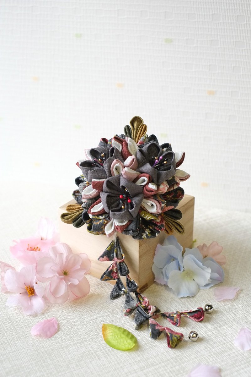 【洋粋スタイル】つまみ細工手作花簪－舞燦花嫁。莫蘭迪深灰 - 髮圈/髮夾 - 棉．麻 