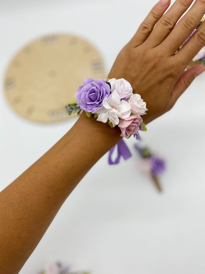 Lavender wrist flower. Wedding corsage. Bridesmaid bracelet. - เข็มกลัด/ข้อมือดอกไม้ - วัสดุอื่นๆ สึชมพู