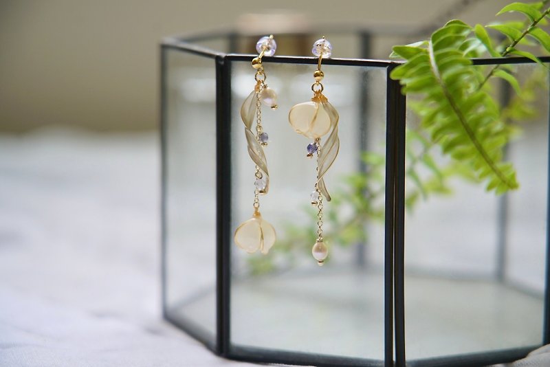 Lily of the Valley • Asymmetrical-Handmade resin earrings - ต่างหู - เรซิน ขาว