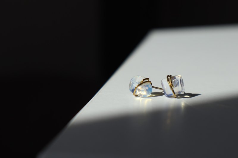 MOONSTONE Bringing you Repletion Attractive & Protection Stud Earrings/Clip on - 耳環/耳夾/耳骨夾 - 石頭 透明