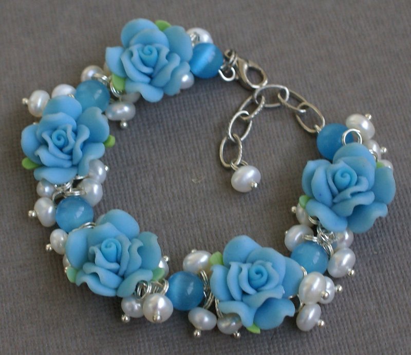 Bracelet with turquoise roses, blue polymer clay bracelet, beaded pearl bracelet - สร้อยข้อมือ - ดินเหนียว สีน้ำเงิน