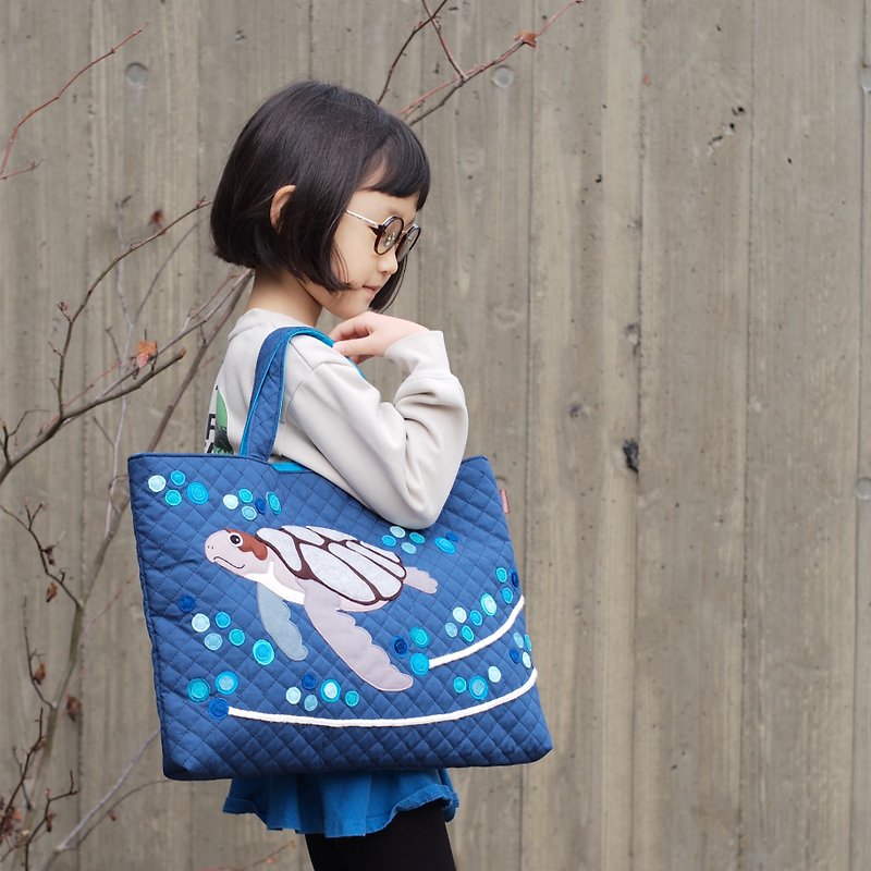【For the Sea Turtle lover】Picture Book Bag - Quilted Sea Turtle in Navy / zipper - Kids' Picture Books - Cotton & Hemp Blue