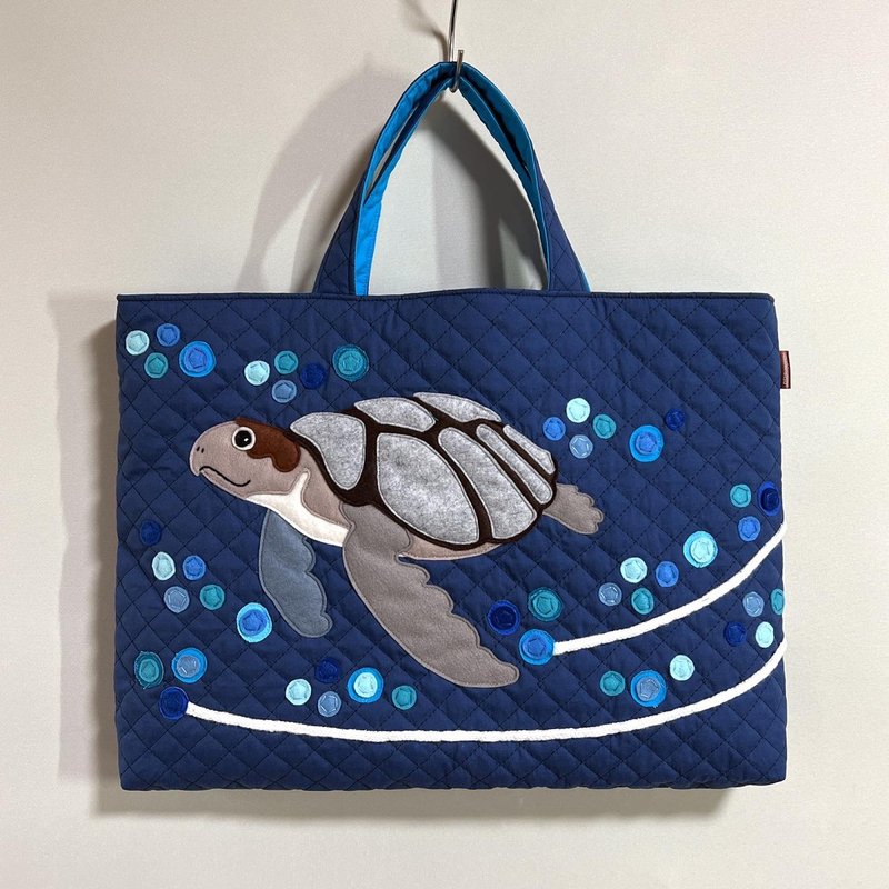【For the Sea Turtle lover】Picture Book Bag - Quilted Sea Turtle in Navy / zipper - สมุดภาพเด็ก - ผ้าฝ้าย/ผ้าลินิน สีน้ำเงิน