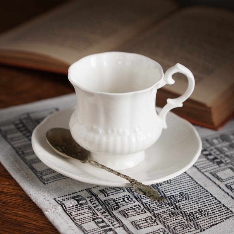 1960's英國Elizabethan純白浮雕骨瓷茶杯/咖啡杯組/老物/老件 - 茶壺/茶杯/茶具 - 瓷 白色