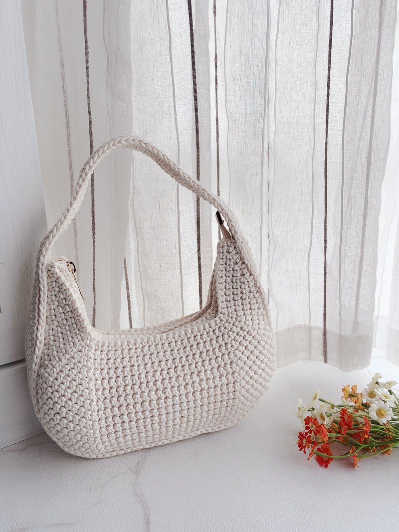 Handmade crochet hobo bags - White crocheted knit cotton - กระเป๋าแมสเซนเจอร์ - ผ้าฝ้าย/ผ้าลินิน ขาว