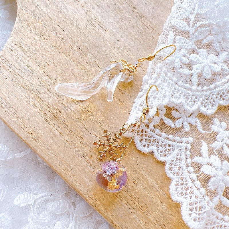 Handmade glass slipper earrings with baby breath flowers and snowflake charm - ต่างหู - วัสดุอื่นๆ สีม่วง