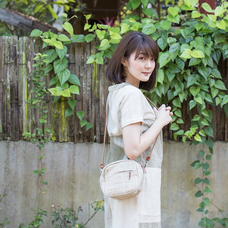 Crossbody Bags Little Tan Mini Bags Hand Woven Natural Color Hemp - กระเป๋าแมสเซนเจอร์ - พืช/ดอกไม้ 