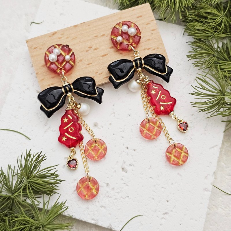 Naughty Christmas x Red-clip or pin earrings [Christmas] - ต่างหู - เรซิน สีแดง