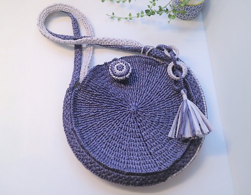 Argin手作工坊 純手工鉤針編織藍灰雙面雙色圓形手提包肩背包附贈圓環狀流蘇吊飾