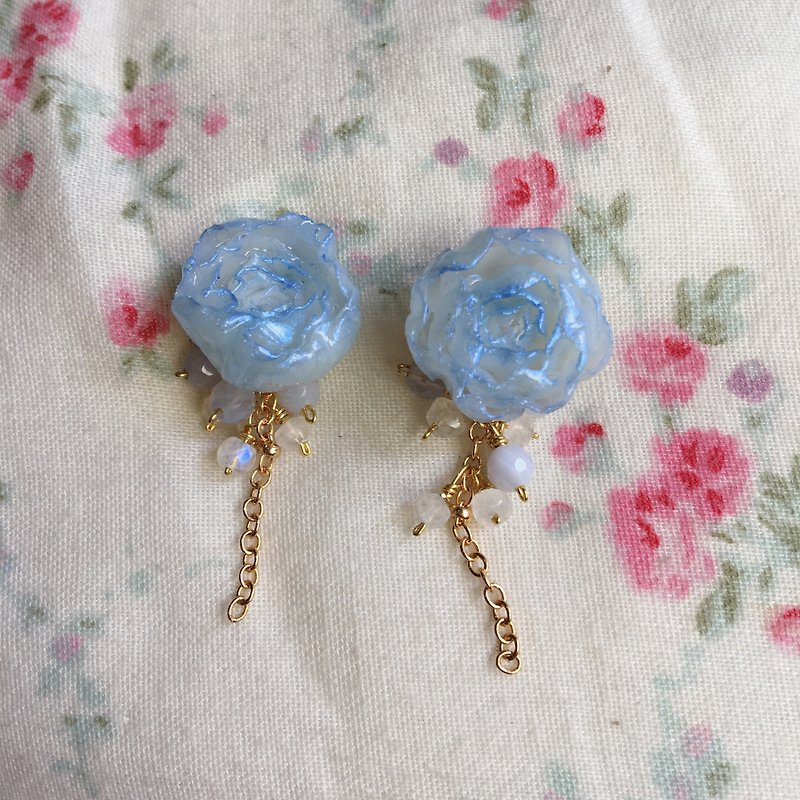 手工耳環 藍色玫瑰花耳釘式耳環 可更換吊飾 - 耳環/耳夾 - 黏土 藍色