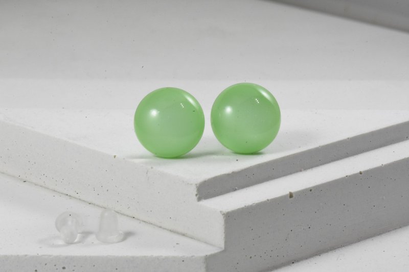 カラーグレーズピアス（丸） Pantone 351 - ピアス・イヤリング - ガラス グリーン