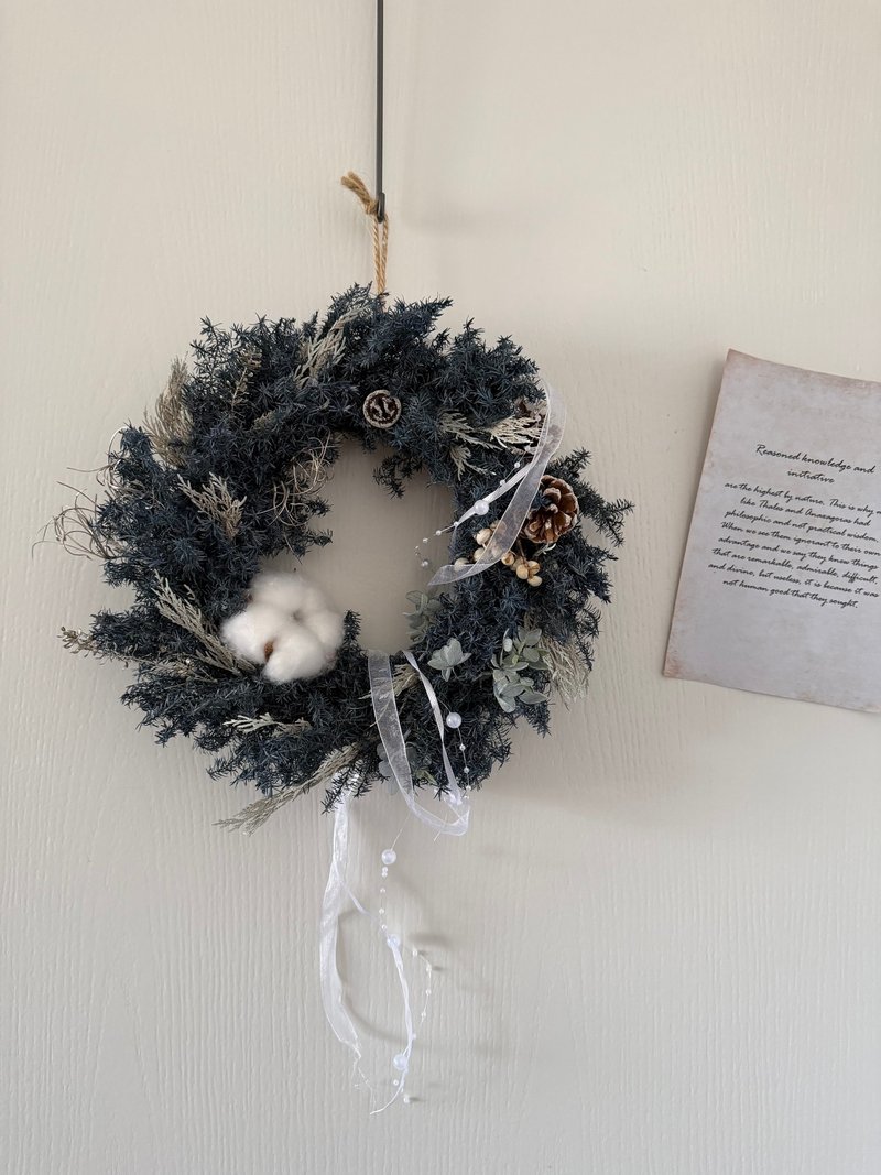 【ギフトセレクション】プリザーブド ヘイズブルー松柏クリスマスリース - ギフトボックス付き - ドライフラワー・ブーケ - 寄せ植え・花 ブルー
