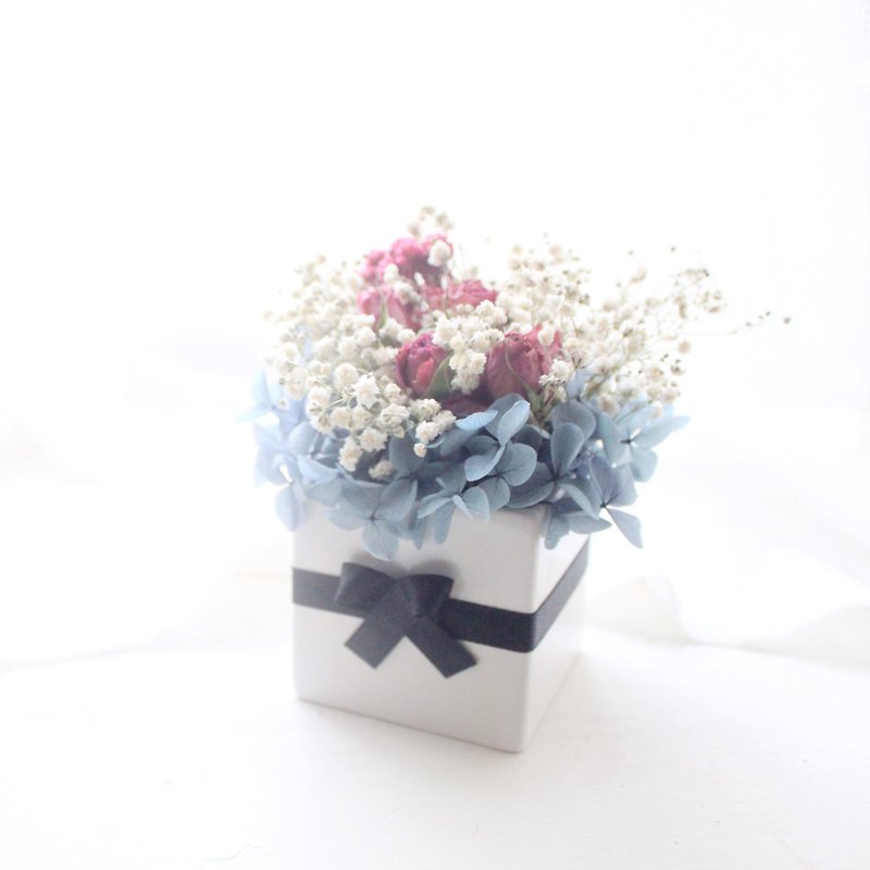 Flower Lace Table Flower - Light Gray Purple, Mini Rose and Gypsophila Dry Flower Ceremony - ช่อดอกไม้แห้ง - พืช/ดอกไม้ สีม่วง